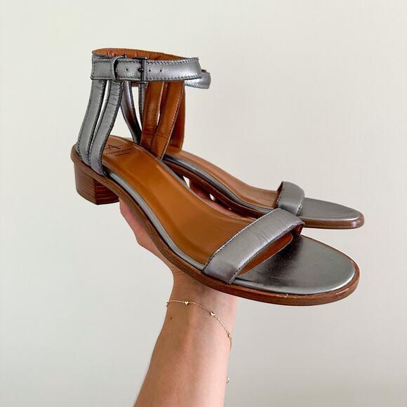 NEW Aquatalia Leather Ankle Strap Open-Toe Flat Sandals Silver 9 - Picture 2 of 8